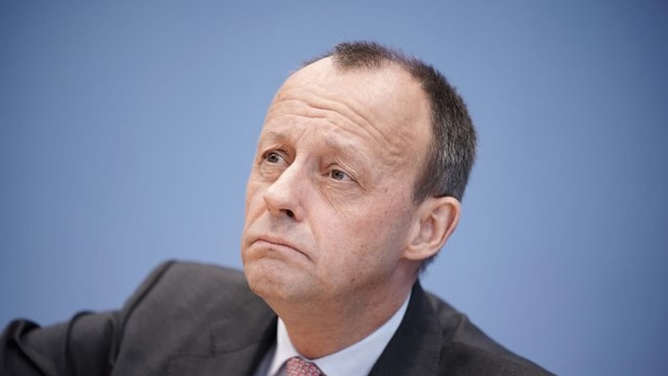 Merz stellte in dem Funke-Interview klar, es habe kein ernsthaftes Angebot für ein Ministeramt im Kabinett von Kanzlerin Angela Merkel (CDU) vorgelegen.