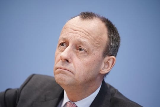 Merz stellte in dem Funke-Interview klar, es habe kein ernsthaftes Angebot für ein Ministeramt im Kabinett von Kanzlerin Angela Merkel (CDU) vorgelegen.