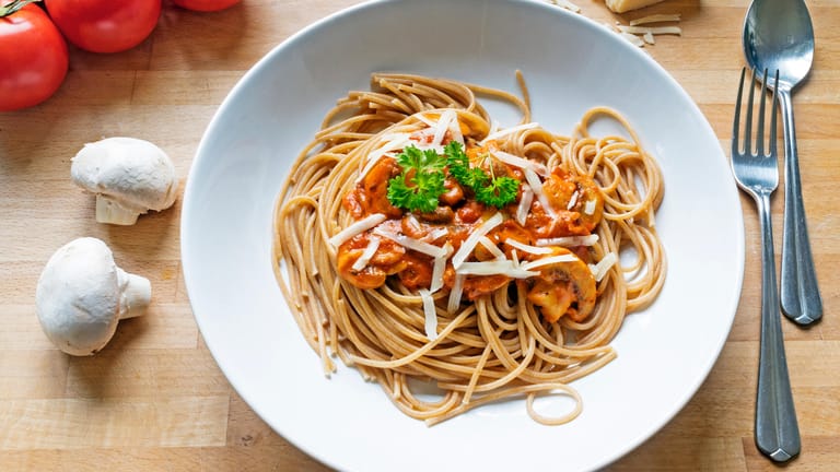 Vollkornspaghetti: Sie sind deutlich ballaststoffreicher als Pasta aus Weißmehl.