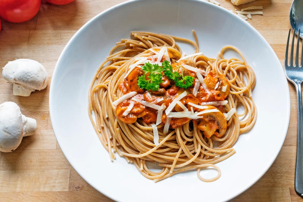 Vollkornspaghetti: Sie sind deutlich ballaststoffreicher als Pasta aus Weißmehl.
