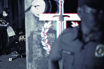 Ein Tatort in der philippinischen Hauptstadt Manila mit einem symbolisch ins Bild montierten Uniter-Logo: Die philippinische Nationalpolizei wird für Tausende Morde verantwortlich gemacht – deutsche Spezialkräfte schulten dort Polizisten. Ging es nur um Erste-Hilfe-Kurse?