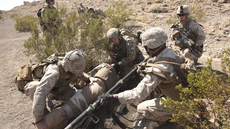 Übung der US-Armee zur "Tactical Combat Casualty Care": Soldaten sichern die Versorgung eines Verwundeten-Darstellers ab.