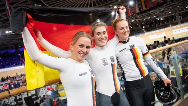 Emma Hinze (l-r), Pauline Grabosch, und Lea Friedrich jubeln nach dem Finalsieg.