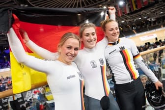 Emma Hinze (l-r), Pauline Grabosch, und Lea Friedrich jubeln nach dem Finalsieg.