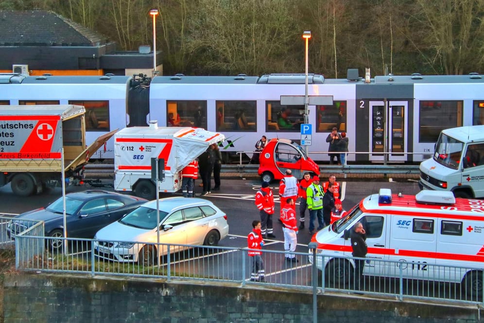 Rettungssanitäter am Bahnhof Idar-Oberstein: Ein Regionalzug mit etwa 70 Fahrgästen wurde dort wegen Coronavirus-Verdachts gestoppt.