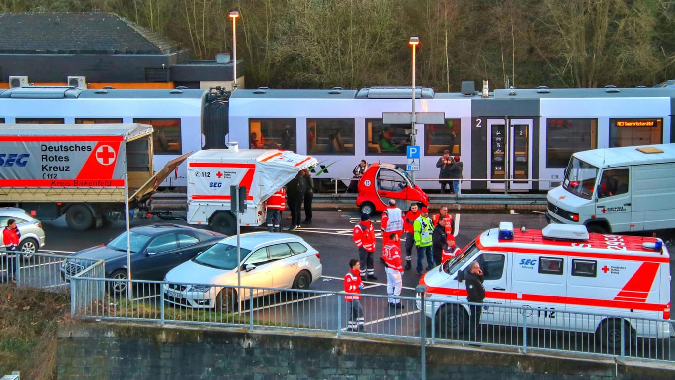 Rettungssanitäter am Bahnhof Idar-Oberstein: Ein Regionalzug mit etwa 70 Fahrgästen wurde dort wegen Coronavirus-Verdachts gestoppt.