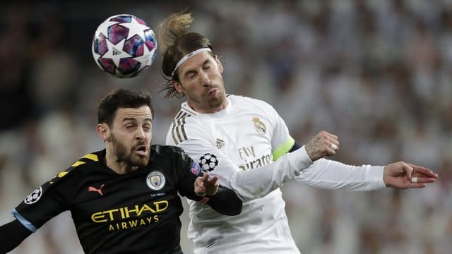 Bernardo Silva (l) von Manchester City und Sergio Ramos von Real Madrid im Kopfballduell.