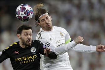 Bernardo Silva (l) von Manchester City und Sergio Ramos von Real Madrid im Kopfballduell.