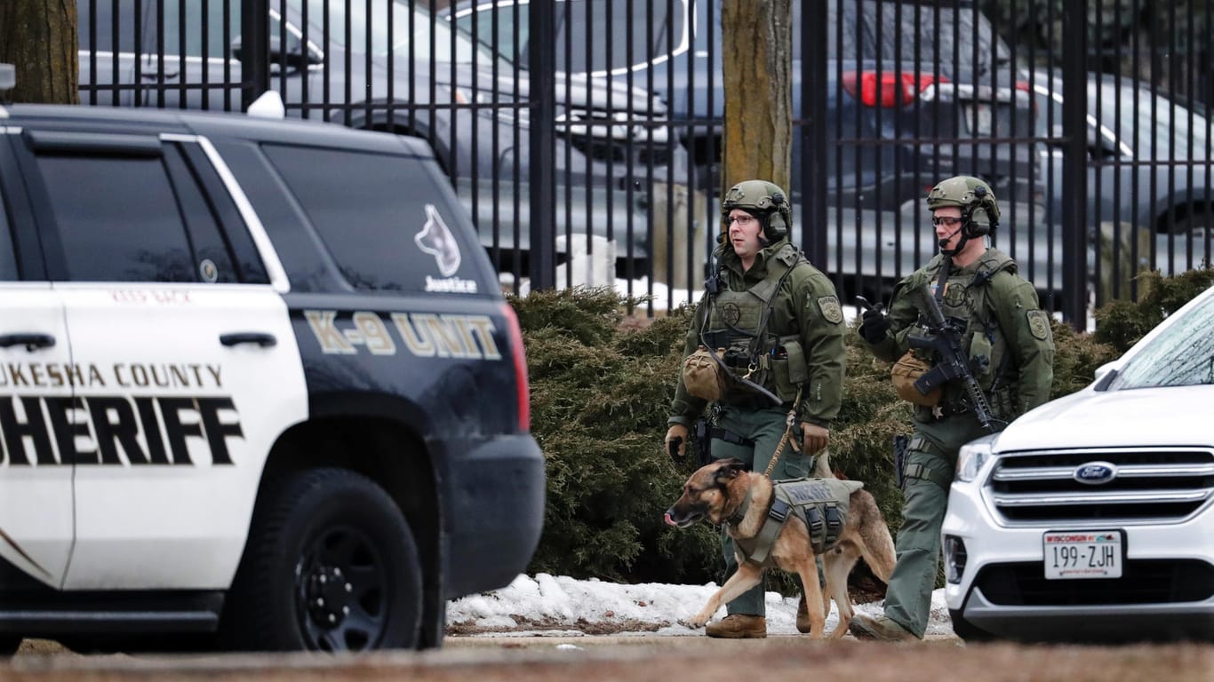 Polizei mit Spürhunden in Milwaukee: In einer Brauerei in der US-Stadt sollen tödliche Schüsse gefallen sein.