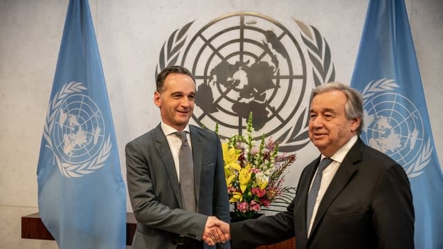 Außenminister Maas wird von UN-Generalsekretär António Guterres begrüßt. Außenminister Maas wird von UN-Generalsekretär António Guterres begrüßt.