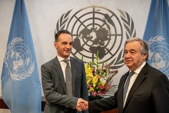 Außenminister Maas wird von UN-Generalsekretär António Guterres begrüßt.