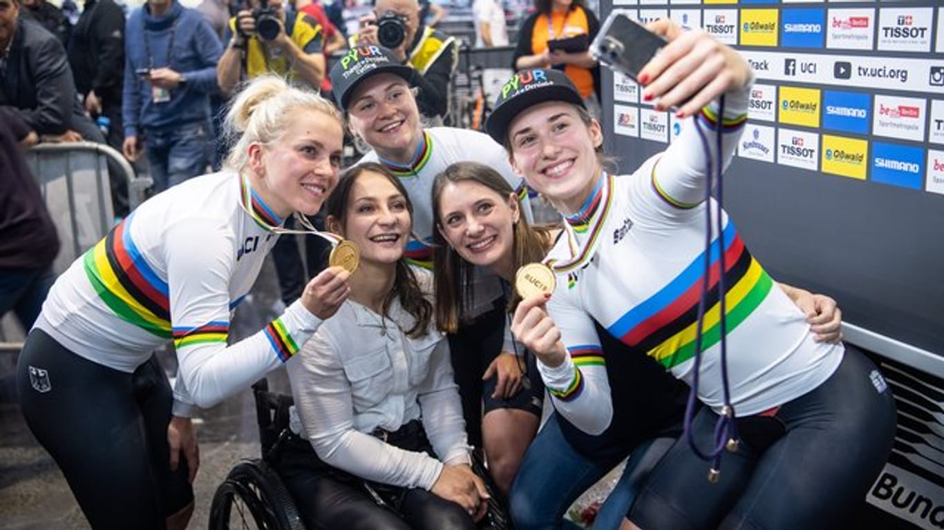 Die Gewinnerinnen der Goldmedaille im Teamsprint der Frauen: Emma Hinze (l), Lea Friedrich (hinten Mitte) und Pauline Grabosch (r).