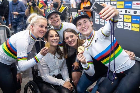 Die Gewinnerinnen der Goldmedaille im Teamsprint der Frauen: Emma Hinze (l), Lea Friedrich (hinten Mitte) und Pauline Grabosch (r).