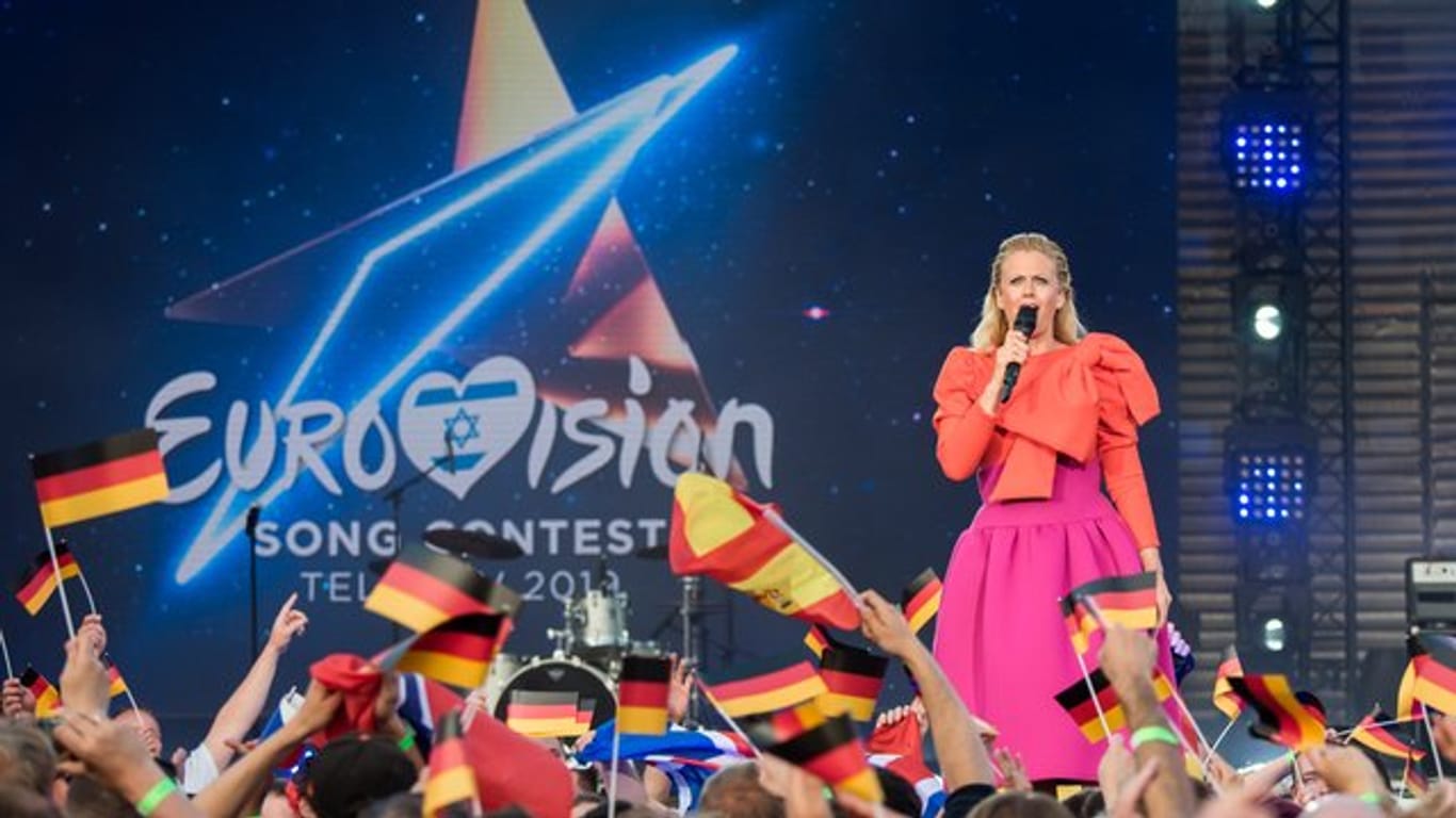 Barbara Schöneberger steht beim Public Viewing zum Eurovision Song Contest 2019 auf dem Spielbudenplatz in Hamburg auf der Bühne.