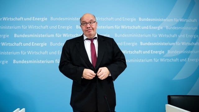 Peter Altmaier steht Mitte Januar am Ende einer Pressekonferenz zur Einigung von Bund und Kohle-Ländern zum Kohleausstieg im Bundeswirtschaftsministerium.