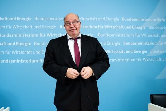 Peter Altmaier steht Mitte Januar am Ende einer Pressekonferenz zur Einigung von Bund und Kohle-Ländern zum Kohleausstieg im Bundeswirtschaftsministerium.