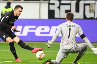 Eintracht hat ein gutes Polster für das Rückspiel in Salzburg: Frankfurts Filip Kostic (l) erzielt das Tor zum 4:0 gegen Salzburgs Torhüter Cican Stankovic.