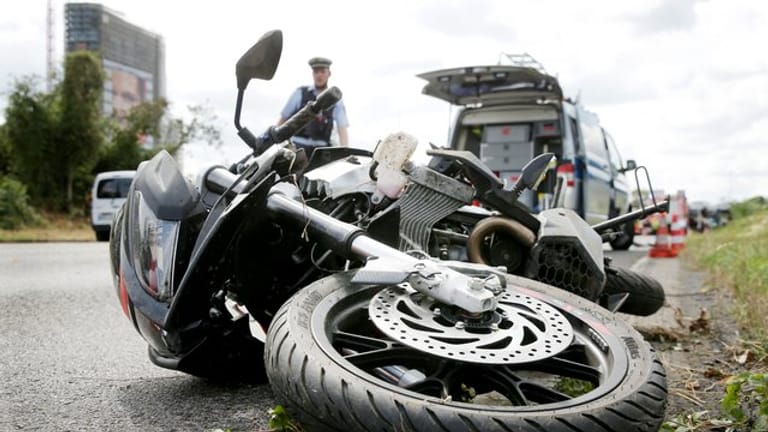 Ein Motorrad liegt nach einem Unfall auf der Straße (Symbolbild): Am Sonntag verlor ein 35-Jähriger bei einem Unfall in Ludwigsburg sein Leben.