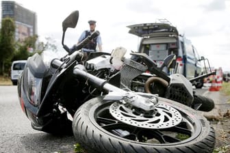 Ein Motorrad liegt nach einem Unfall auf der Straße (Symbolbild): Am Sonntag verlor ein 35-Jähriger bei einem Unfall in Ludwigsburg sein Leben.