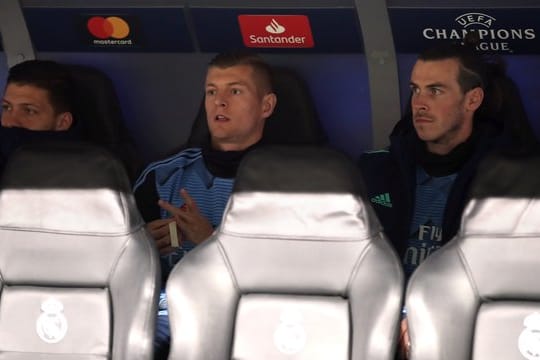 Verfolgte die Real-Pleite gegen Man City von der Bank: Toni Kroos (M).