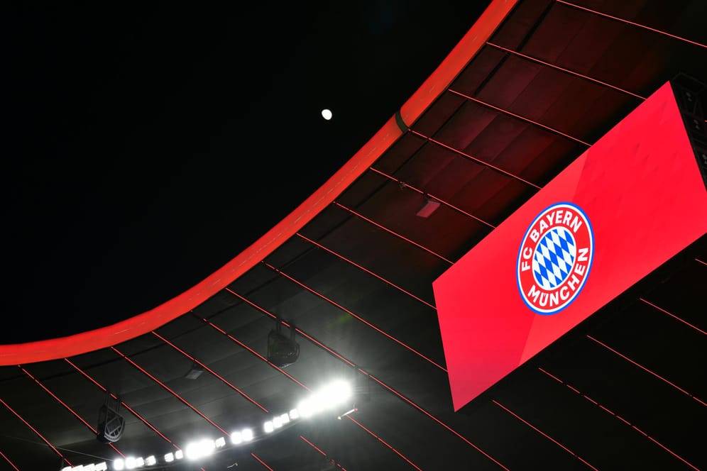 Stadiondach mit Anzeigetafel: Der FC Bayern feiert heute seine 120. Geburtstag.