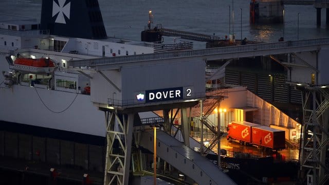 Fähre im Hafen von Dover: London und Brüssel haben nur bis Ende Dezember Zeit, um sich auf ein Freihandelsabkommen zu einigen. Fähre im Hafen von Dover: London und Brüssel haben nur bis Ende Dezember Zeit, um sich auf ein Freihandelsabkommen zu einigen.