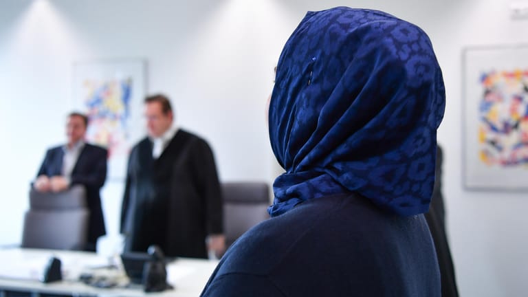 Eine Frau mit Kopftuch in einem Gericht: Das Verfassungsgericht hat am Donnerstag erklärt, dass Rechtsreferendarinnen verboten werden darf, aus Glaubensgründen ein Kopftuch zu tragen.