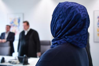 Eine Frau mit Kopftuch in einem Gericht: Das Verfassungsgericht hat am Donnerstag erklärt, dass Rechtsreferendarinnen verboten werden darf, aus Glaubensgründen ein Kopftuch zu tragen.