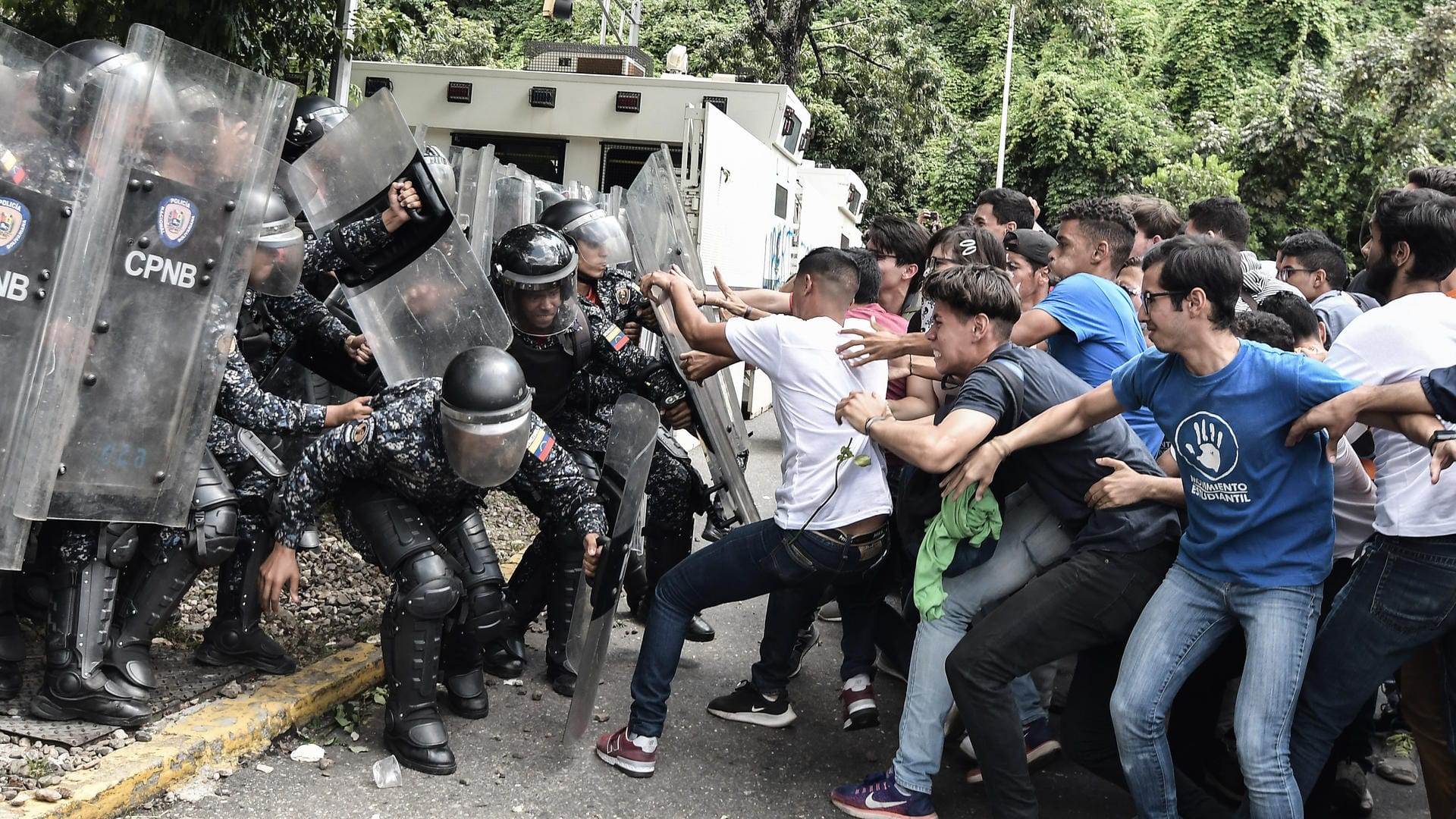 Polizisten kämpfen gegen Studenten bei einer Demonstration in Caracas, Venezuela: Der Regierung Maduro wirft Amnesty International außergerichtliche Hinrichtungen vor.