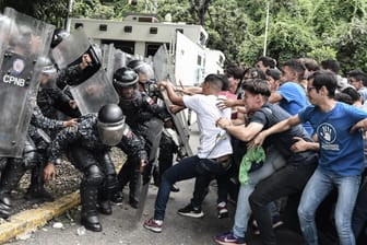 Polizisten kämpfen gegen Studenten bei einer Demonstration in Caracas, Venezuela: Der Regierung Maduro wirft Amnesty International außergerichtliche Hinrichtungen vor.