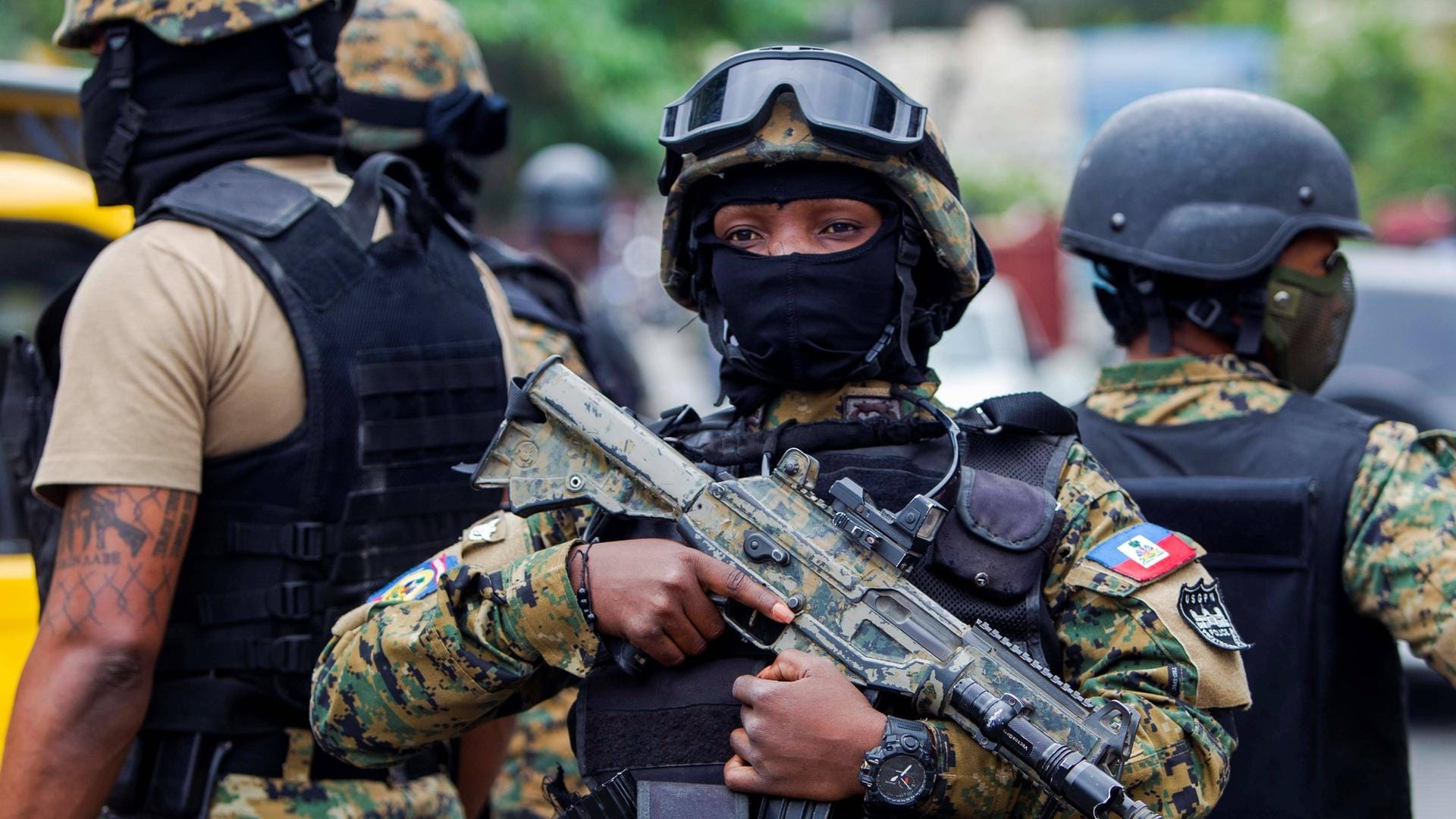 Polizisten in der haitianischen Hauptstadt Port-au-Prince: Die Menschenrechtler beklagen die zunehmend militärische Taktik der Einsatzkräfte.