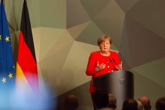 Angela Merkel bei einer Tagung der Bundeswehr: Die Bundesregierung soll sich mitschuldig gemacht haben.