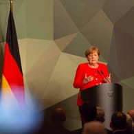 Angela Merkel bei einer Tagung der Bundeswehr: Die Bundesregierung soll sich mitschuldig gemacht haben.