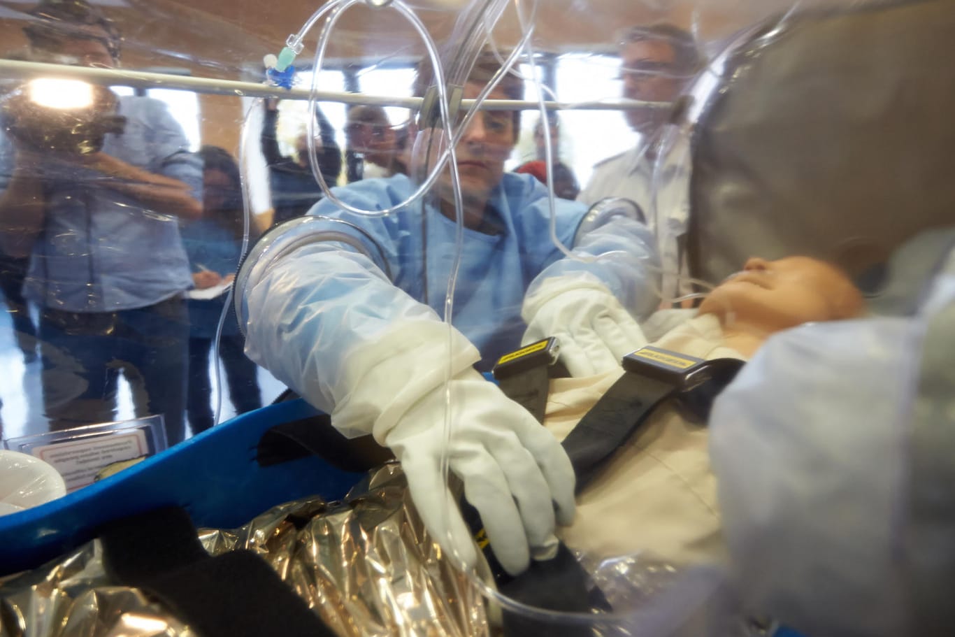 Eine Fachkrankenpflegerin hantiert im Bundeswehrzentralkrankenhaus in Koblenz bei der Vorführung eines Transportisolators für Ebola-Patienten an einer Puppe: Auch in Rheinland-Pfalz gab es einen Ausbruch des Coronavirus.