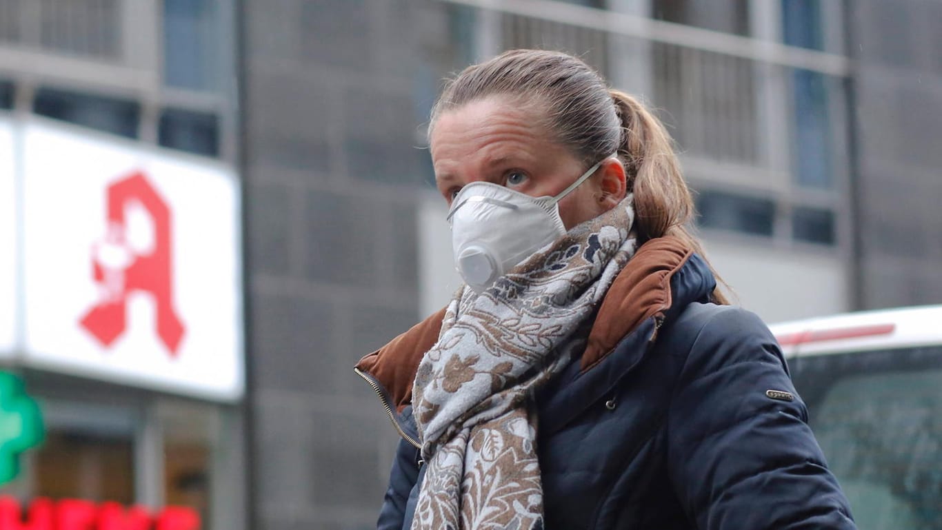 Frau mit Mundschutz in Berlin (Symbolbild): Die Angst vor dem Coronavirus hat auch Deutschland erreicht.