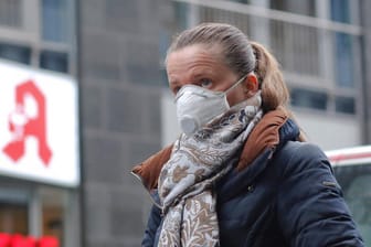 Frau mit Mundschutz in Berlin (Symbolbild): Die Angst vor dem Coronavirus hat auch Deutschland erreicht.