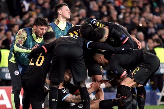 Die ManCity-Profis feiern den Auswärtssieg bei Real Madrid.