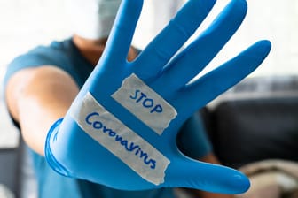 Ansteckung verhindern: Zur Übertragung und Behandlung des Coronavirus kursieren viele Mythen.