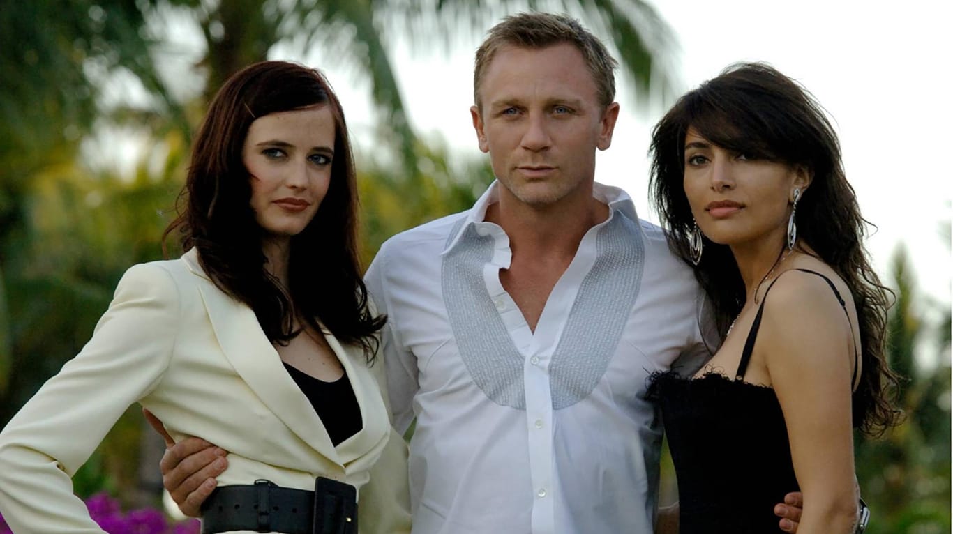 Casino Royale: Daniel Craig als 007 mit seinen Bond-Girls am Filmset.