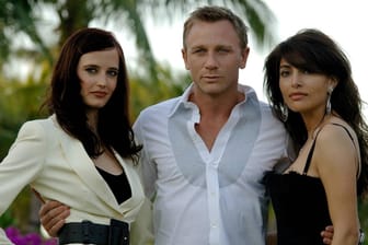 Casino Royale: Daniel Craig als 007 mit seinen Bond-Girls am Filmset.