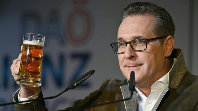 Heinz-Christian Strache, ehemaliger FPÖ-Chef, beim Aschermittwochtreffen der Allianz für Österreich (DAÖ). Heinz-Christian Strache, ehemaliger FPÖ-Chef, beim Aschermittwochtreffen der Allianz für Österreich (DAÖ).