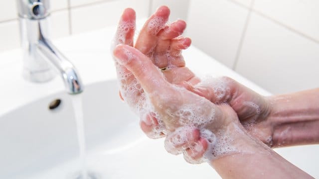 Bisher ist kein Fall einer Übertragung des Coronavirus über Oberflächen bekannt. Bisher ist kein Fall einer Übertragung des Coronavirus über Oberflächen bekannt.