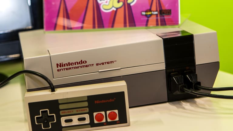 Ein Nintendo-Entertainment-System-Controller: Das Nintendo Entertainment System (NES) ist eine stationäre 8-Bit-Spielkonsole des japanischen Spielkonsolenherstellers Nintendo aus den 80er Jahren.