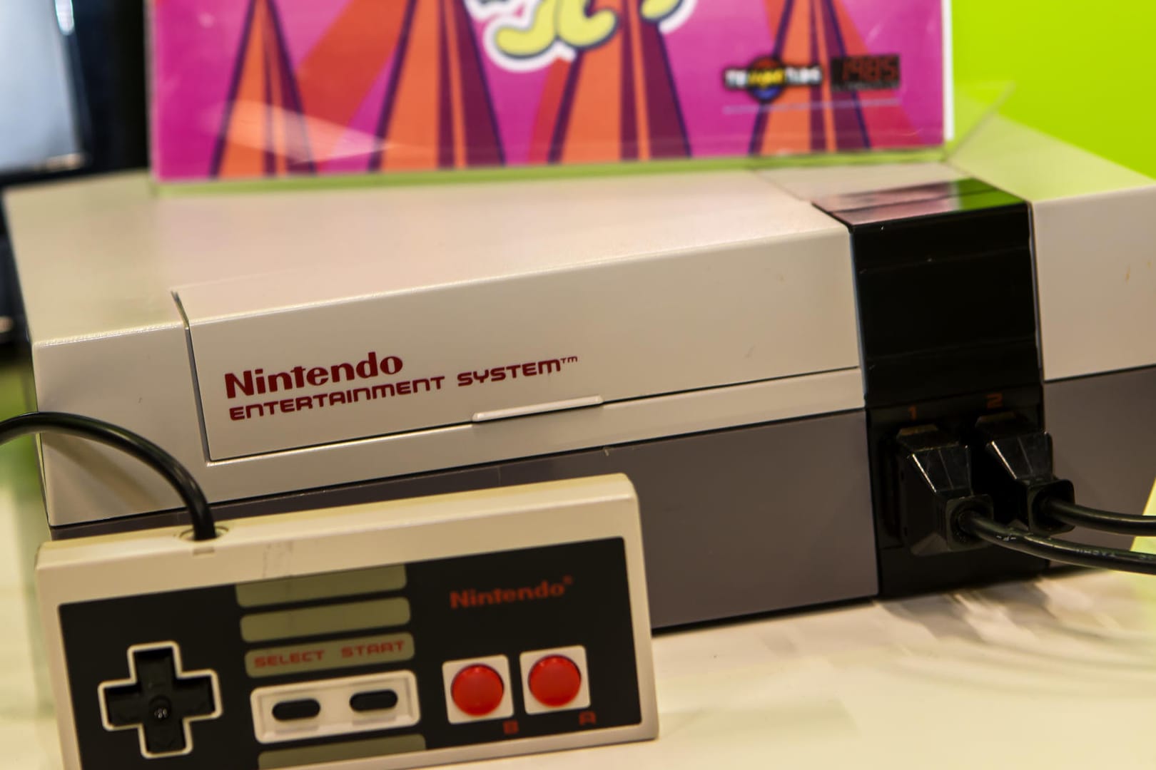 Ein Nintendo-Entertainment-System-Controller: Das Nintendo Entertainment System (NES) ist eine stationäre 8-Bit-Spielkonsole des japanischen Spielkonsolenherstellers Nintendo aus den 80er Jahren.