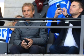 Jürgen Klinsmann (li.) sitzt im Olympiastadion neben Investor Lars Windhorst: Das Bild wurde am 9. November vergangenen Jahres aufgenommen.