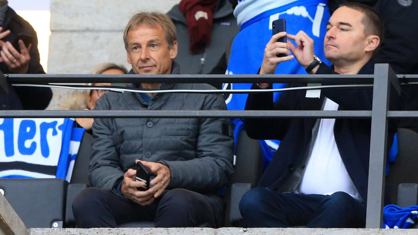 Jürgen Klinsmann (li.) sitzt im Olympiastadion neben Investor Lars Windhorst: Das Bild wurde am 9. November vergangenen Jahres aufgenommen.
