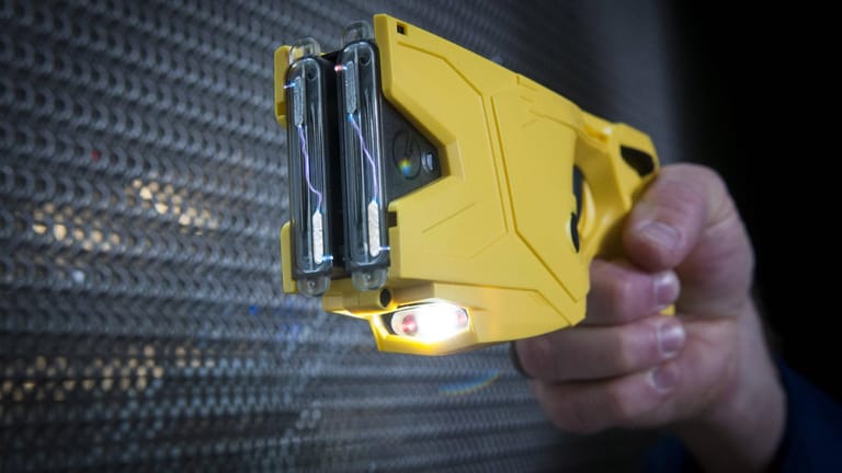 Eine Taser-Pistole (Symbolbild): Die Waffen sollen eigentlich Todesopfer im Einsatz vermeiden.