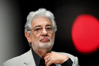 Der Druck auf den Opernstar Placido Domingo wächst - seine beispiellose Karriere scheint beendet.