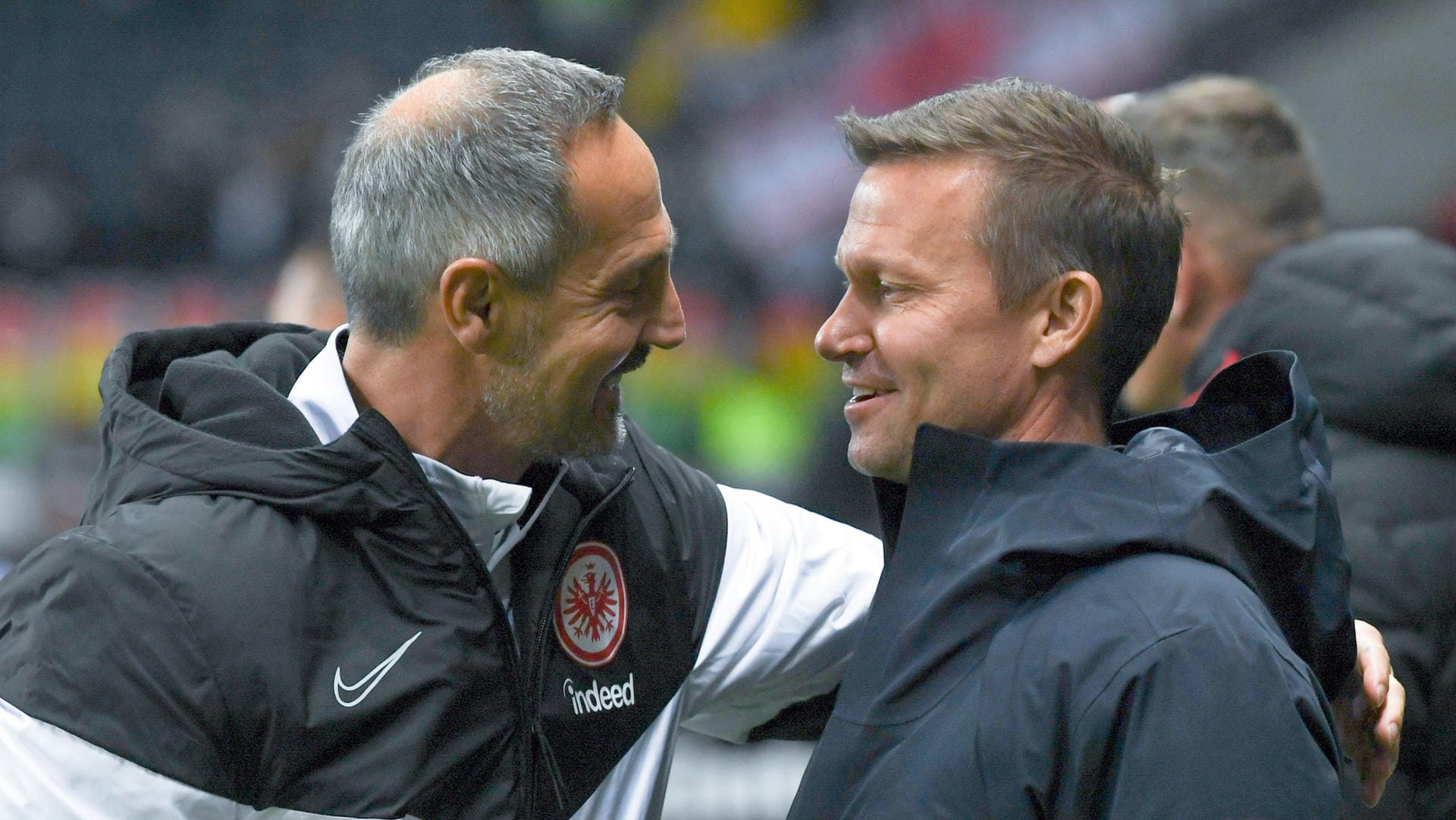 Eintracht-Cheftrainer Adi Hütter und Salzburg-Coach Jesse Marsch beim Hinspiel in Frankfurt: Das geplante Europa-League-Spiel am Abend fällt wegen einer Orkanwarnung aus.