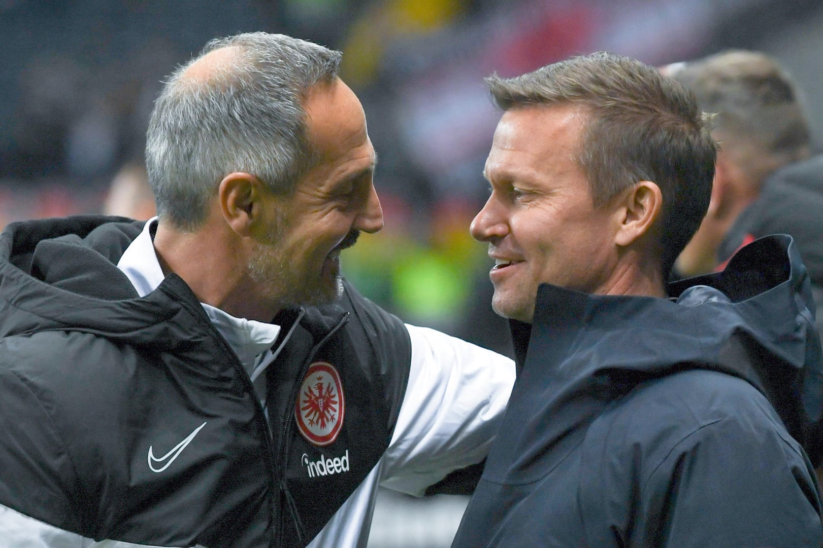 Eintracht-Cheftrainer Adi Hütter und Salzburg-Coach Jesse Marsch beim Hinspiel in Frankfurt: Das geplante Europa-League-Spiel am Abend fällt wegen einer Orkanwarnung aus.